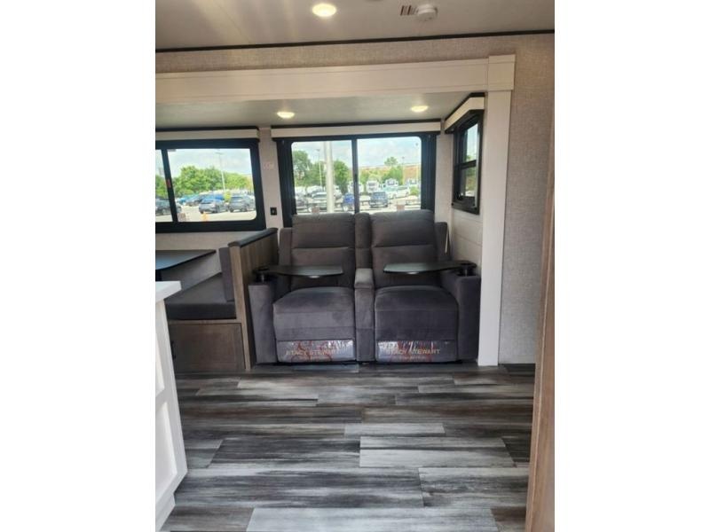 New 2025 Jayco 331BTS Jay Flight - photo - 9