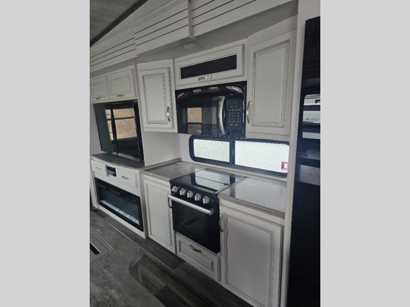 Pre-Owned 2023 Keystone RV 316RLS Cougar - photo - 28