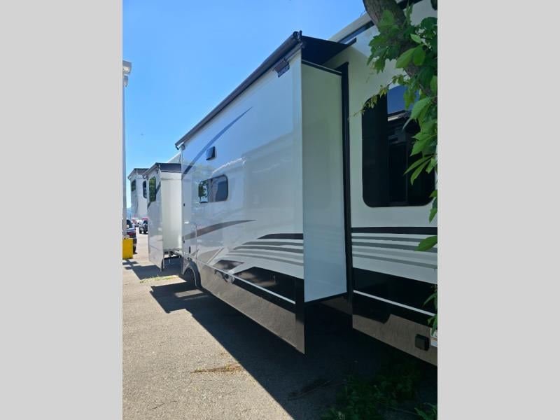 New 2026 Jayco North Point 377RLBH - photo - 12