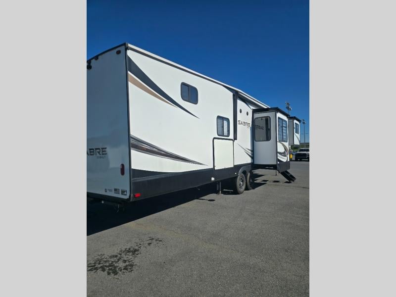 Pre-Owned 2022 Forest River RV Sabre 37FLH - photo - 4