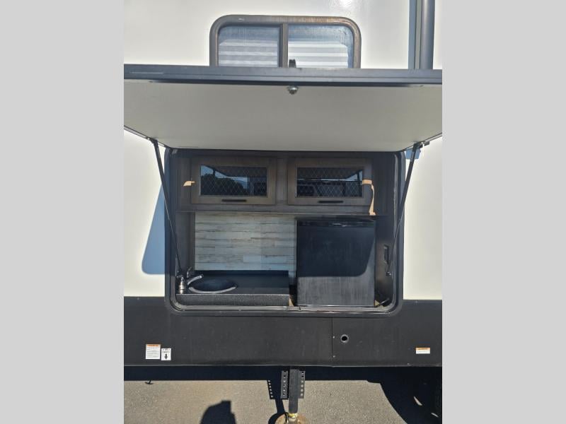 Pre-Owned 2022 Forest River RV Sabre 37FLH - photo - 3
