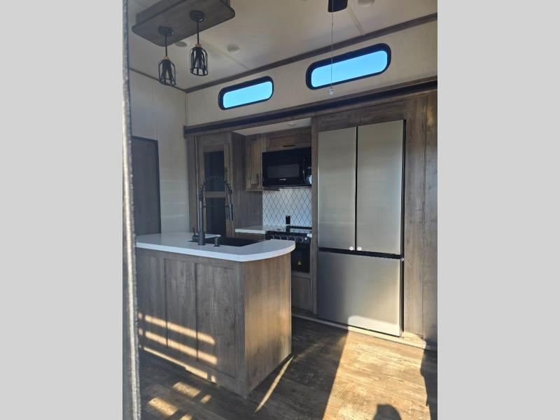 Pre-Owned 2022 Forest River RV Sabre 37FLH - photo - 10