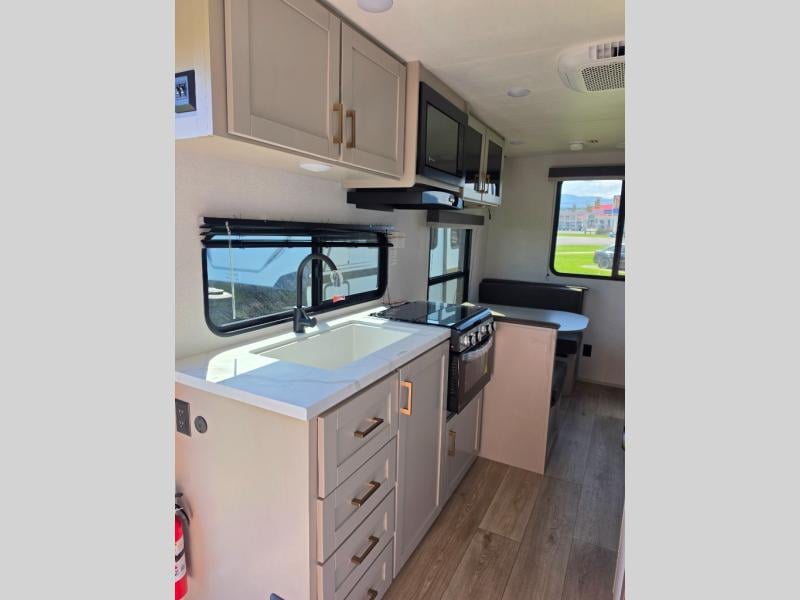 New 2027 Jayco Jay Flight 210QB - photo - 21