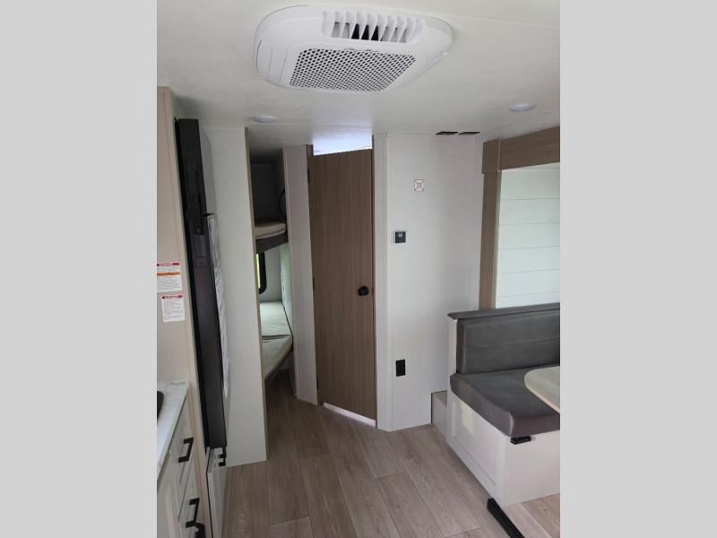 New 2027 Jayco Jay Flight 197MB - photo - 12