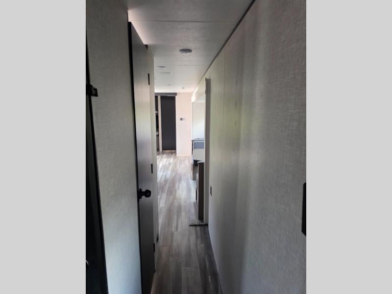 Pre-Owned 2025 Jayco Jay Flight 330TBS - photo - 23