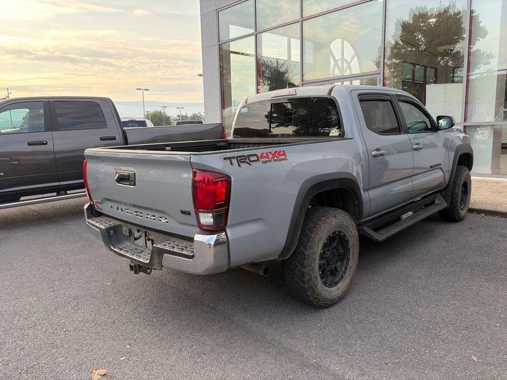 Pre-Owned 2018 Toyota Tacoma TRD Off-Road - photo - 3
