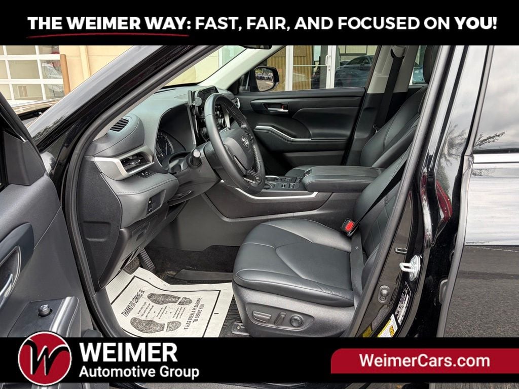 Pre-Owned 2021 Toyota Highlander XLE - photo - 24