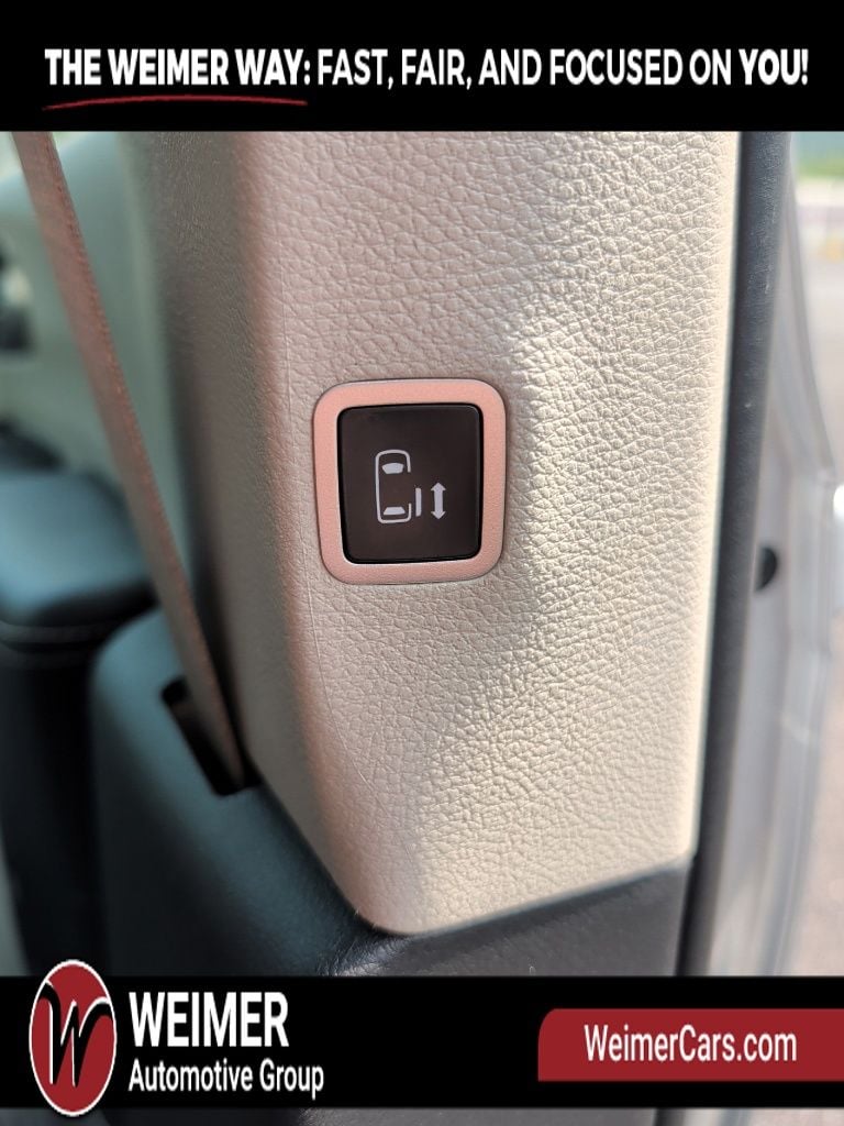 Pre-Owned 2024 Chrysler Pacifica Touring L - photo - 20