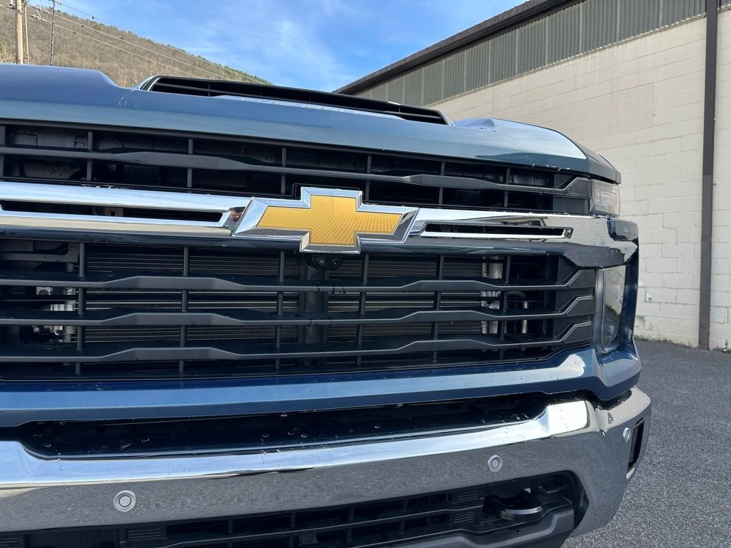 New 2025 Chevrolet Silverado 2500HD LT - photo - 2