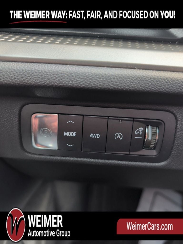 Pre-Owned 2025 Chevrolet Traverse LT - photo - 20