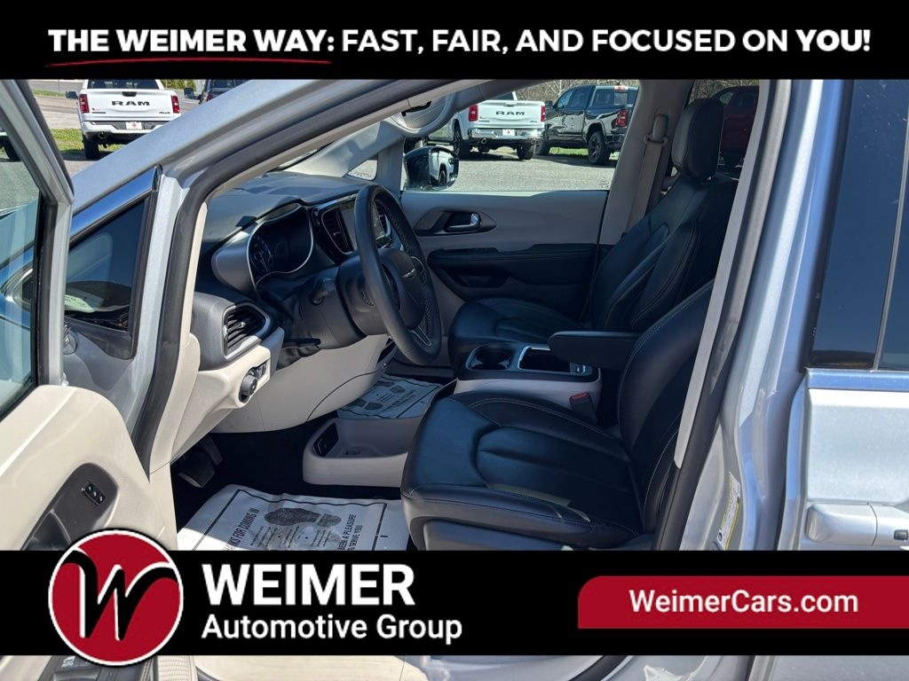 Pre-Owned 2024 Chrysler Pacifica Touring L - photo - 25
