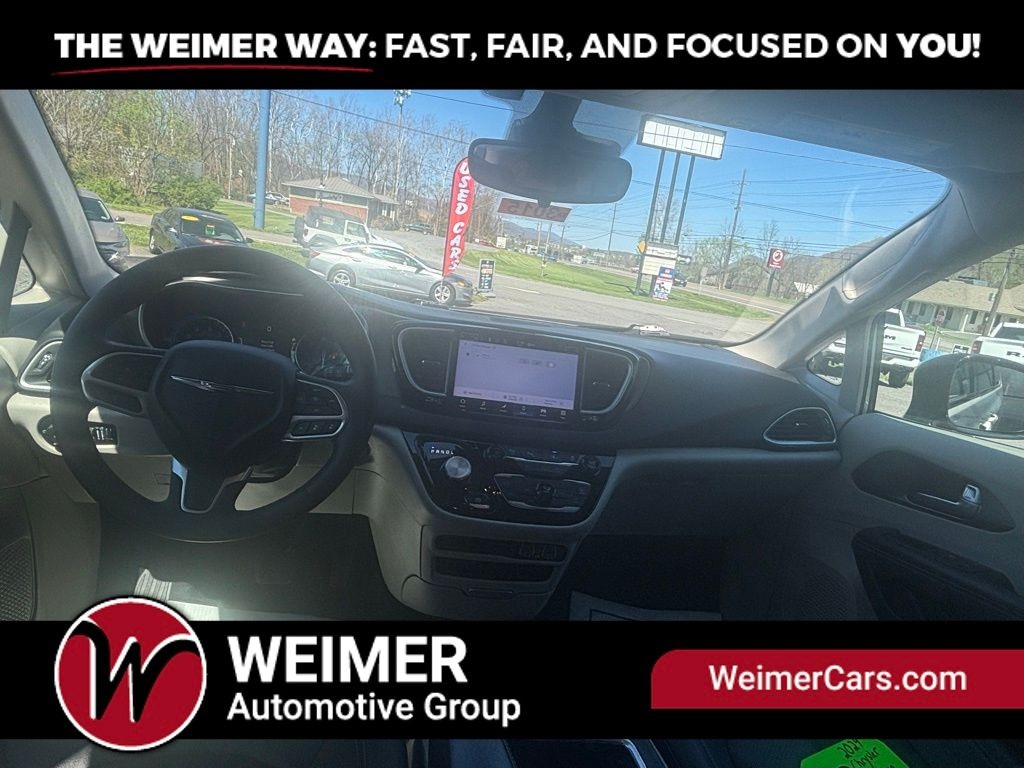Pre-Owned 2024 Chrysler Pacifica Touring L - photo - 27