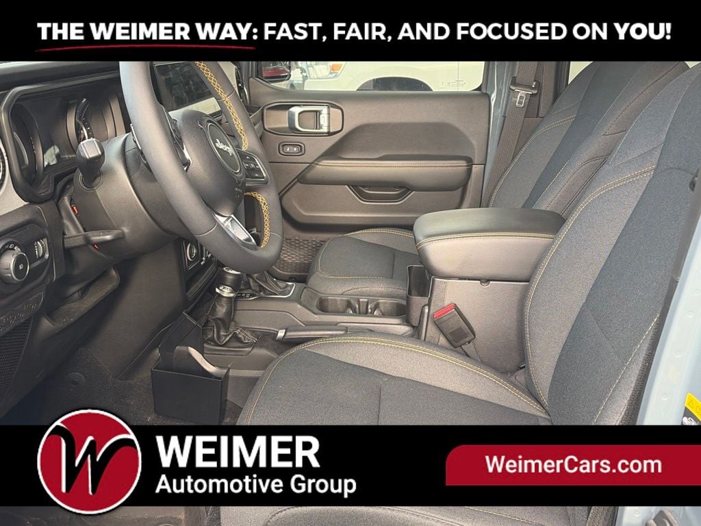 Pre-Owned 2024 Jeep Wrangler Sahara - photo - 33