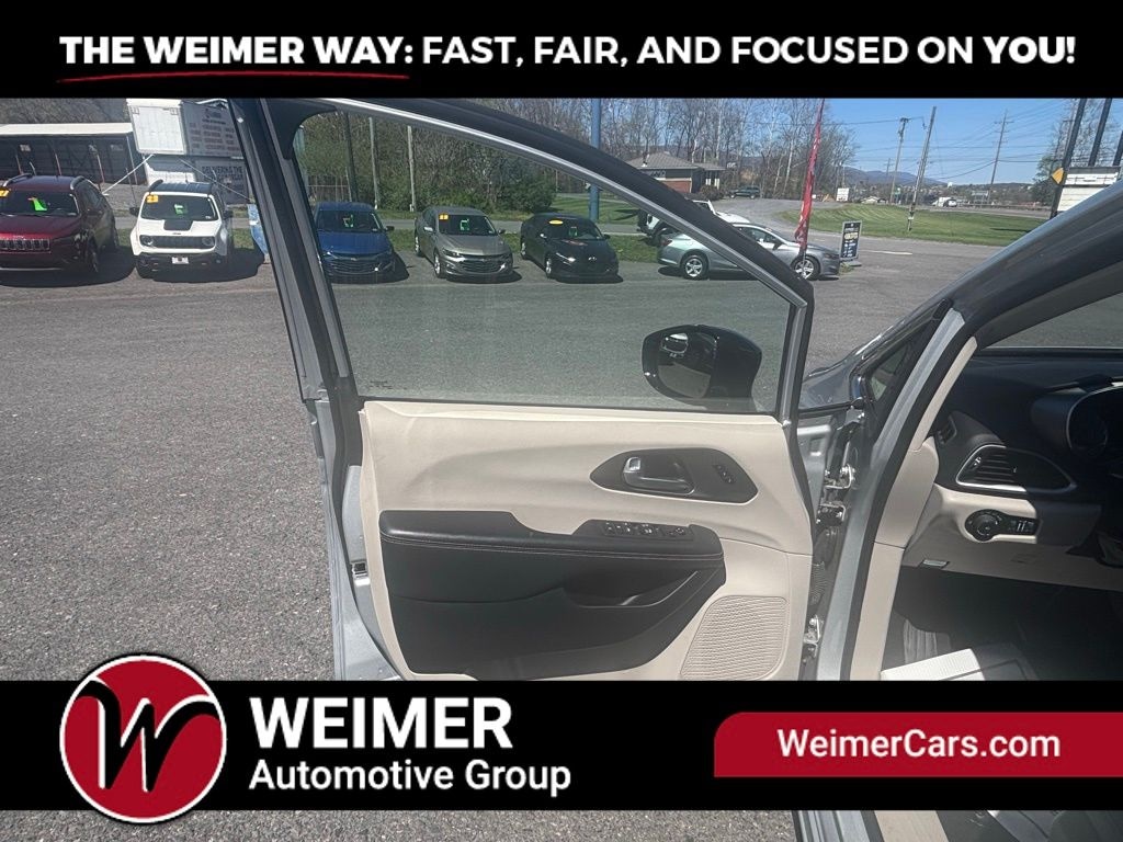 Pre-Owned 2024 Chrysler Pacifica Touring L - photo - 12