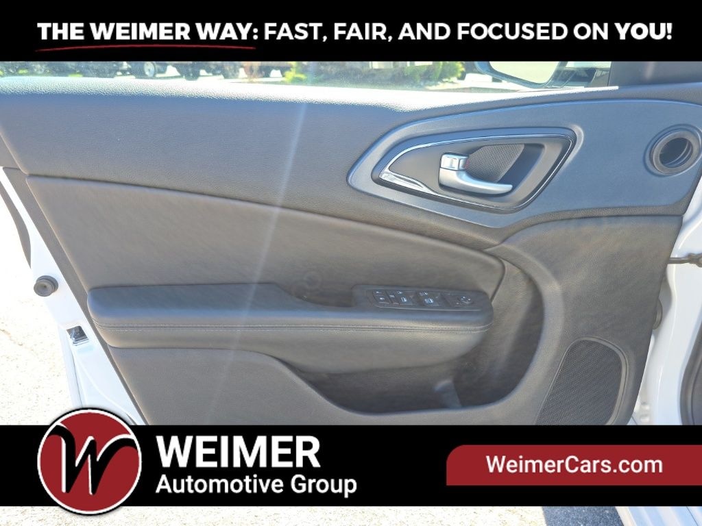 Pre-Owned 2015 Chrysler 200 S - photo - 10
