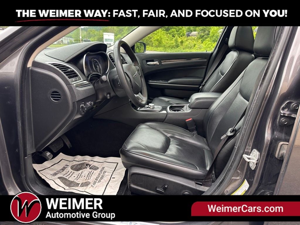 Pre-Owned 2023 Chrysler 300 Touring - photo - 9