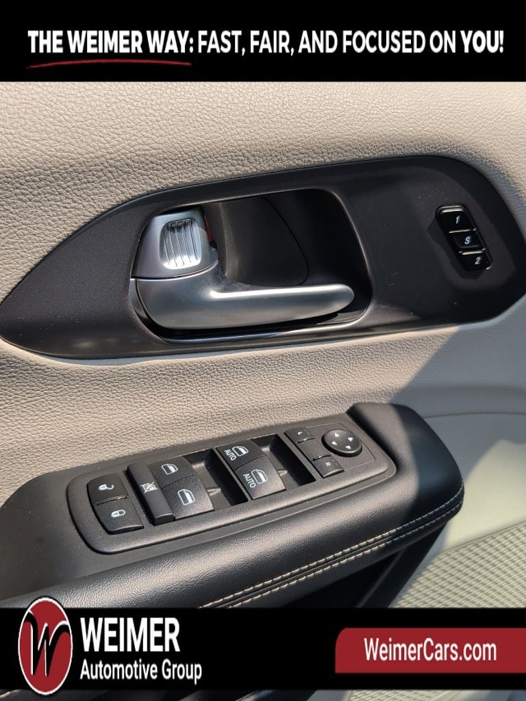 Pre-Owned 2024 Chrysler Pacifica Touring L - photo - 11