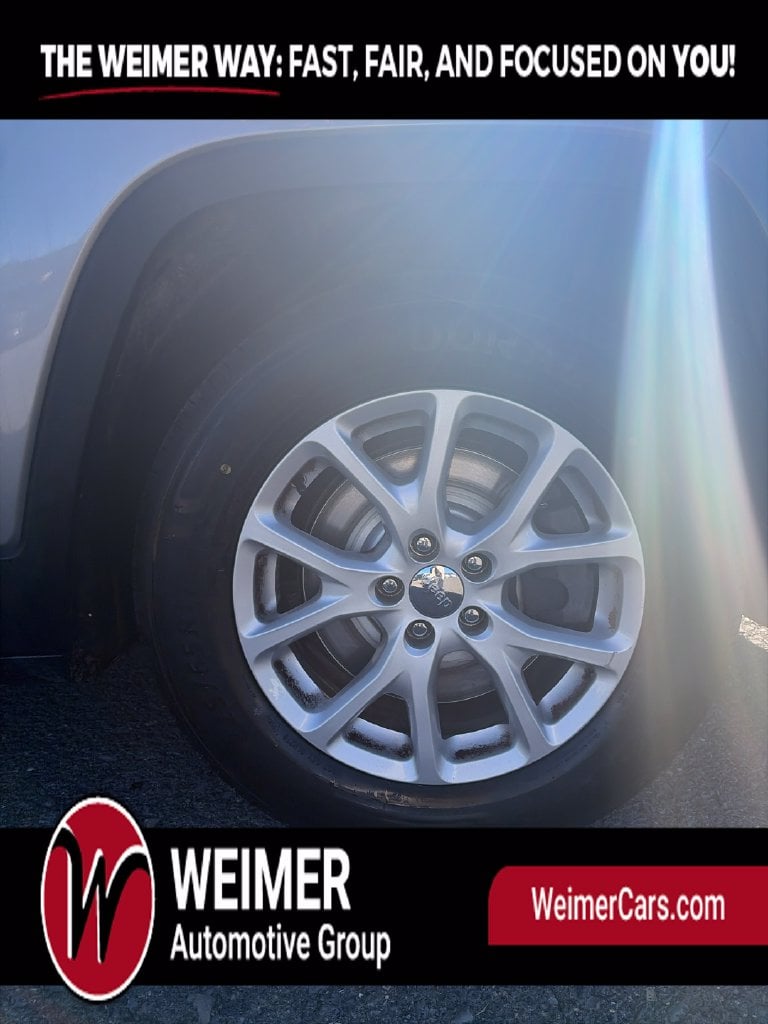 Pre-Owned 2018 Jeep Cherokee Latitude Plus - photo - 12