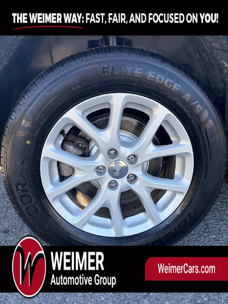 Pre-Owned 2018 Jeep Cherokee Latitude Plus - photo - 11