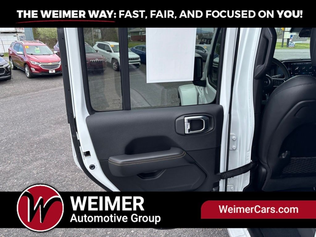 Pre-Owned 2024 Jeep Wrangler Sahara - photo - 28