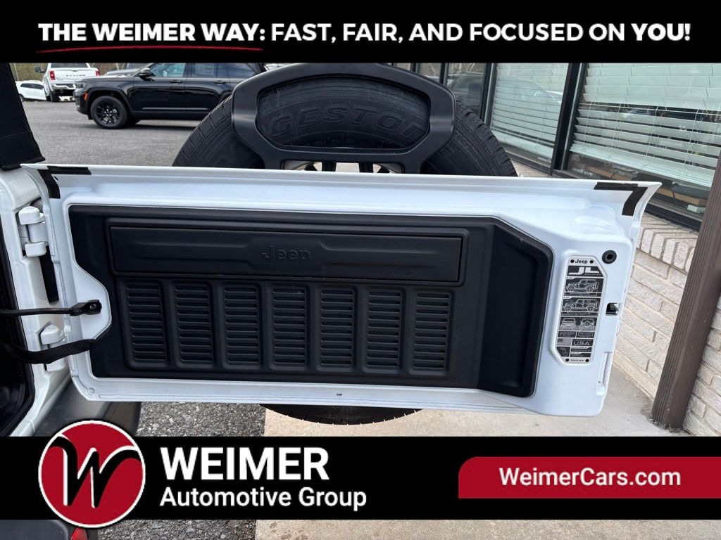 Pre-Owned 2024 Jeep Wrangler Sahara - photo - 10