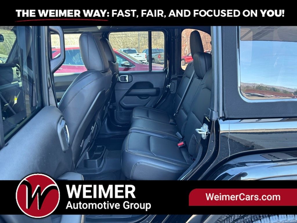 Pre-Owned 2024 Jeep Wrangler Sahara - photo - 28