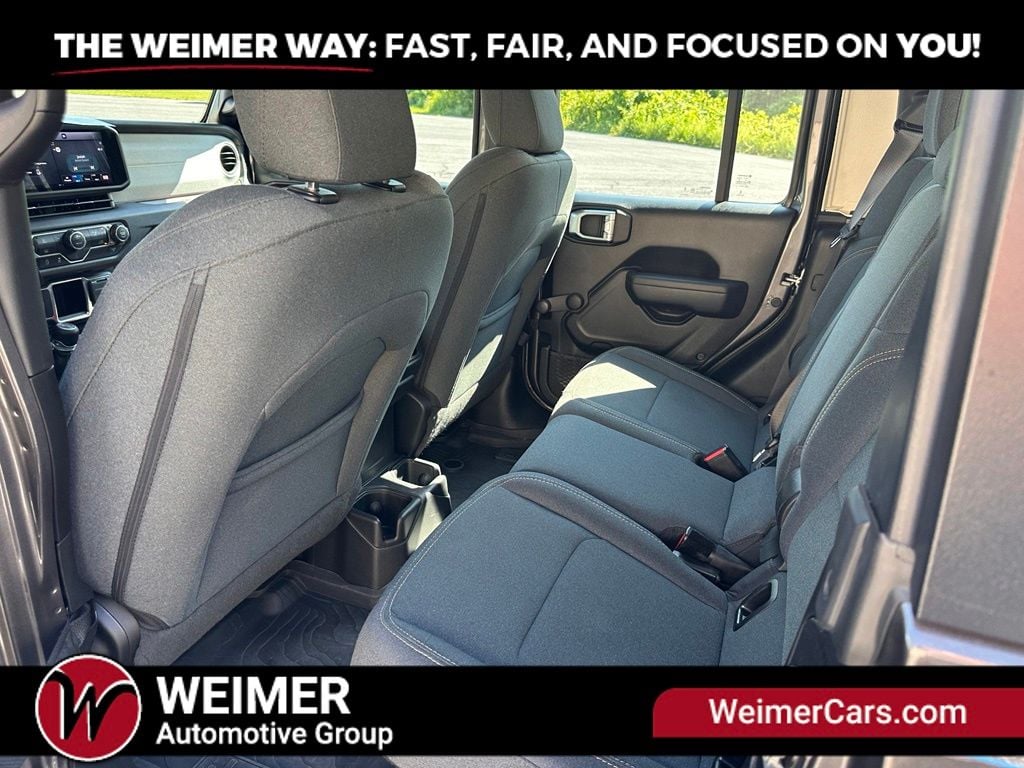 Pre-Owned 2024 Jeep Gladiator Sport - photo - 18