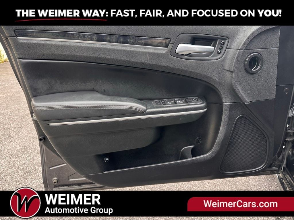 Pre-Owned 2023 Chrysler 300 Touring - photo - 7