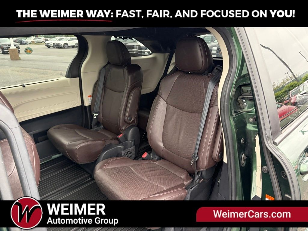Pre-Owned 2021 Toyota Sienna Platinum - photo - 16