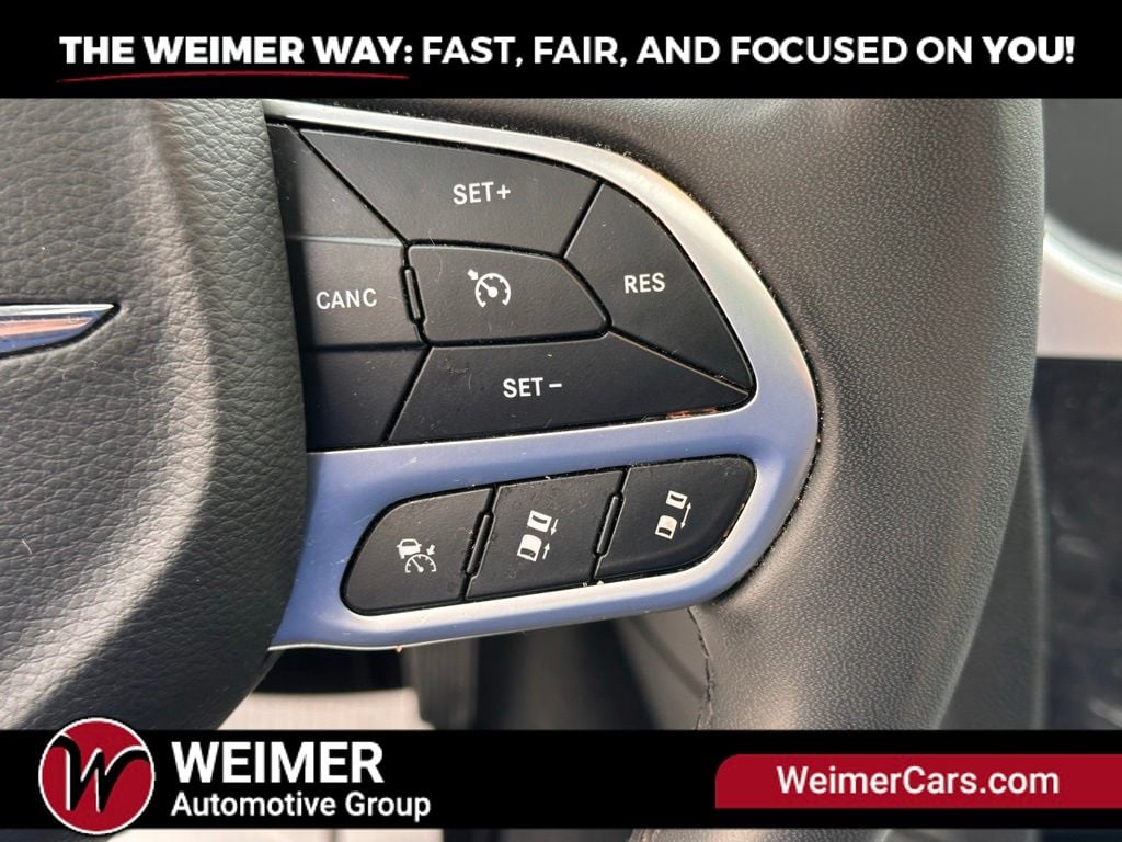 Pre-Owned 2023 Chrysler 300 Touring - photo - 12