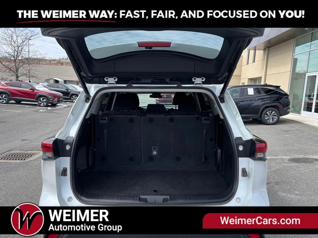 Pre-Owned 2022 Toyota Highlander LE - photo - 21