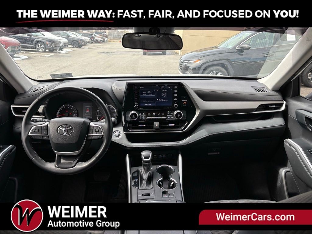 Pre-Owned 2022 Toyota Highlander LE - photo - 9