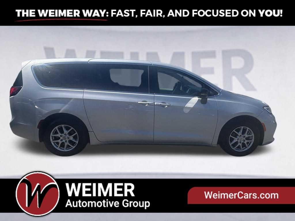 Pre-Owned 2024 Chrysler Pacifica Touring L - photo - 2