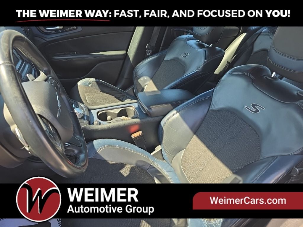 Pre-Owned 2015 Chrysler 200 S - photo - 18