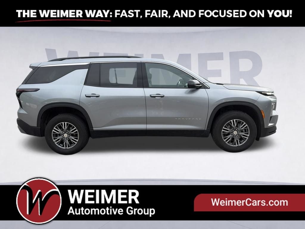 Pre-Owned 2025 Chevrolet Traverse LT - photo - 3
