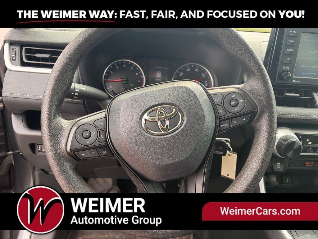 Pre-Owned 2021 Toyota RAV4 LE - photo - 31