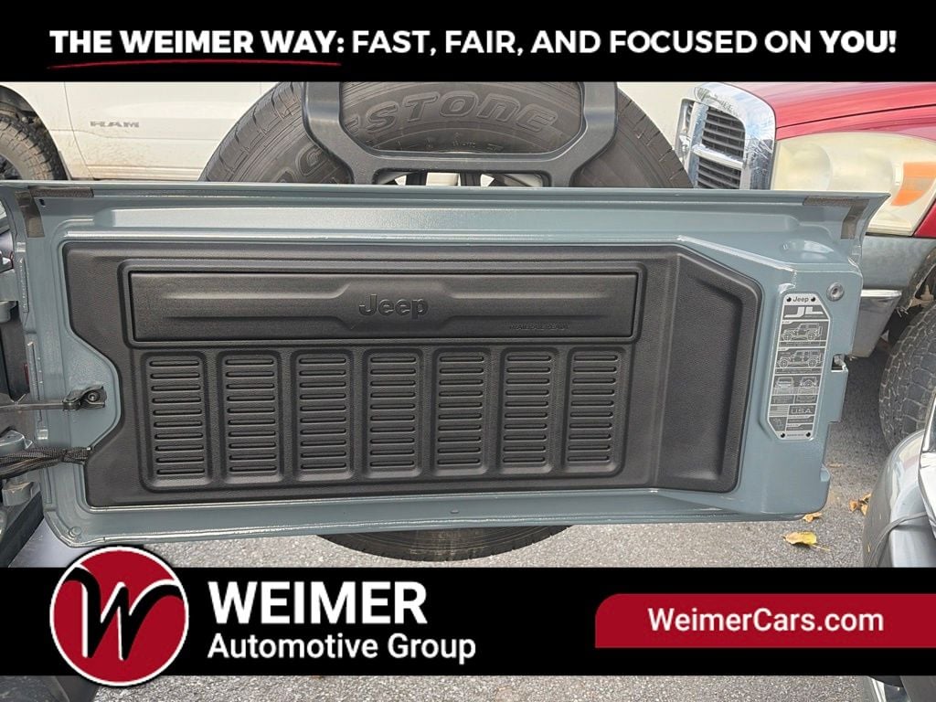 Pre-Owned 2024 Jeep Wrangler Sahara - photo - 19