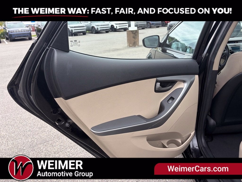 Pre-Owned 2016 Hyundai Elantra SE - photo - 19