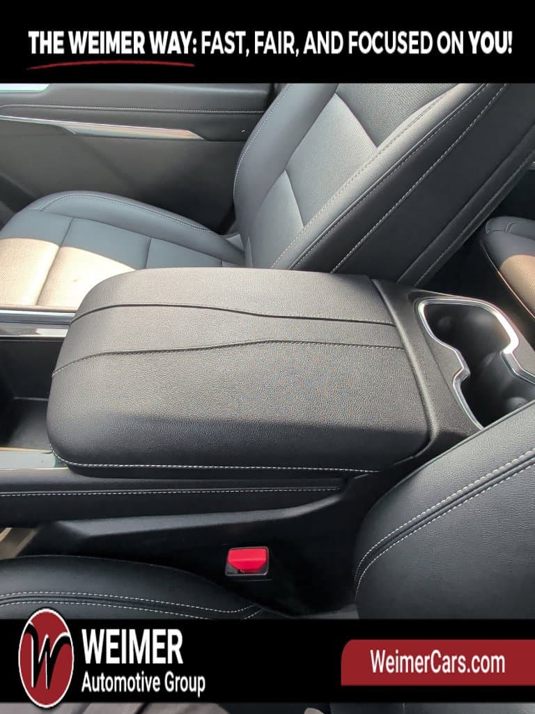 Pre-Owned 2025 Chevrolet Traverse LT - photo - 25
