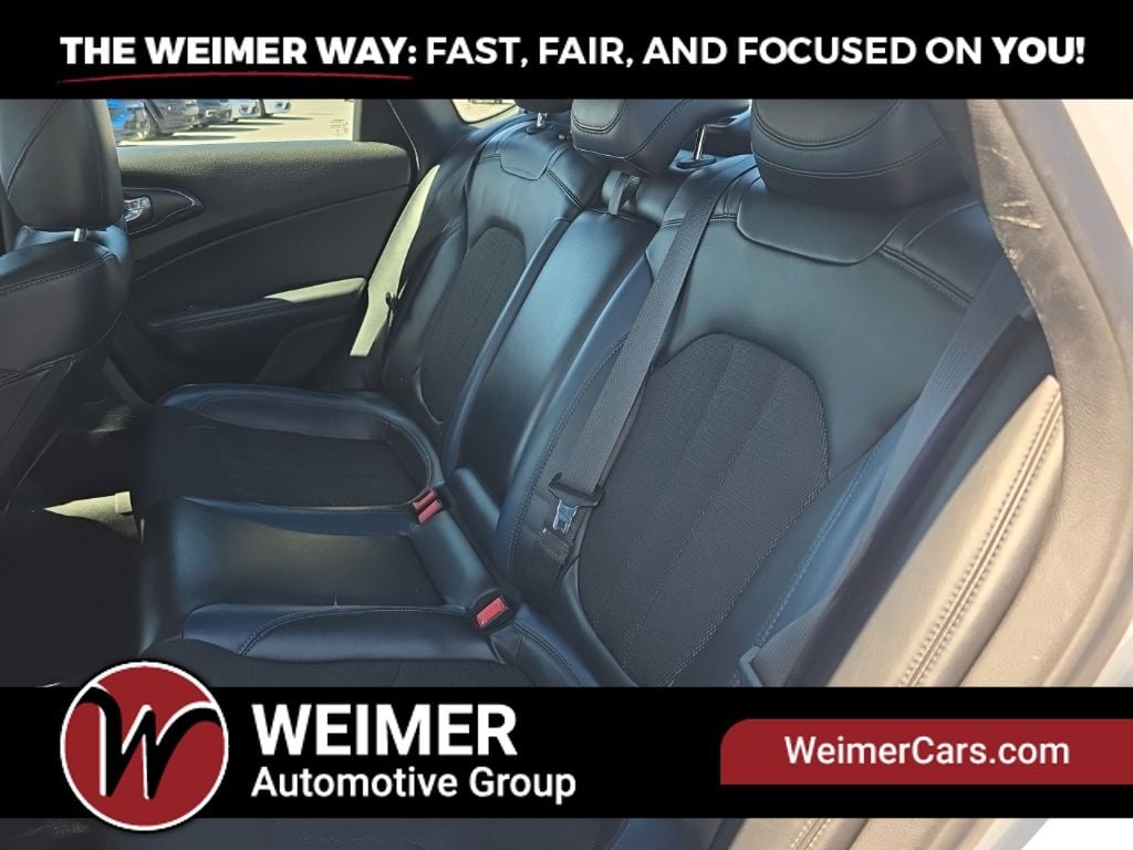 Pre-Owned 2015 Chrysler 200 S - photo - 19