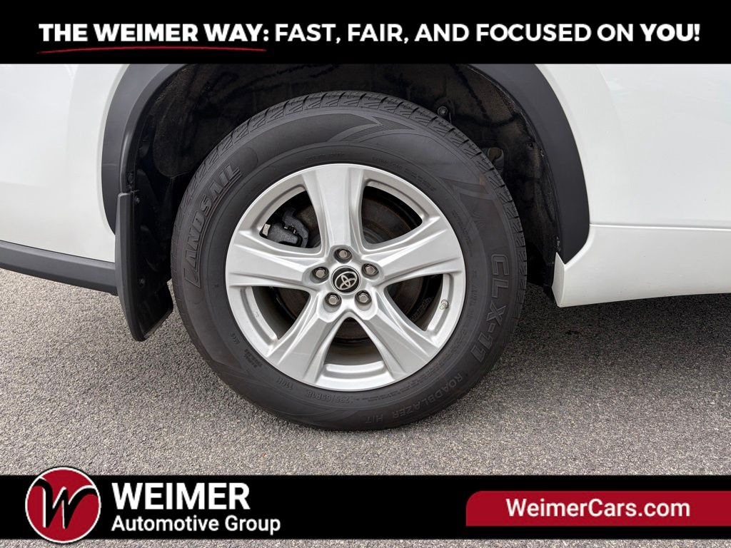 Pre-Owned 2022 Toyota Highlander LE - photo - 28