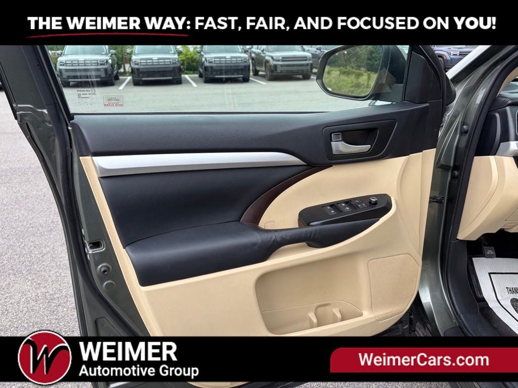 Pre-Owned 2015 Toyota Highlander XLE V6 - photo - 28